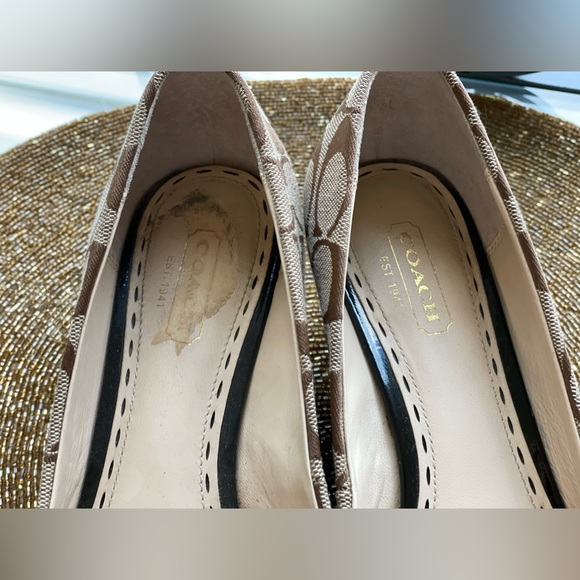 Coach Khaki Sig CC Pattern Close
Toe Wedge Dress Shoes w/Gold CC
Hardware - Picture 9 of 12